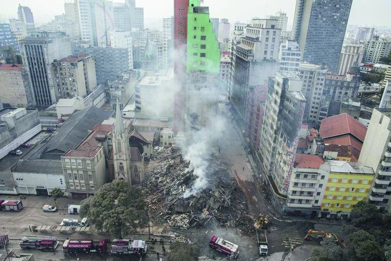 Após incêndio, prédio com cerca de 150 famílias  desaba no Largo do Paissandu, em São Paulo