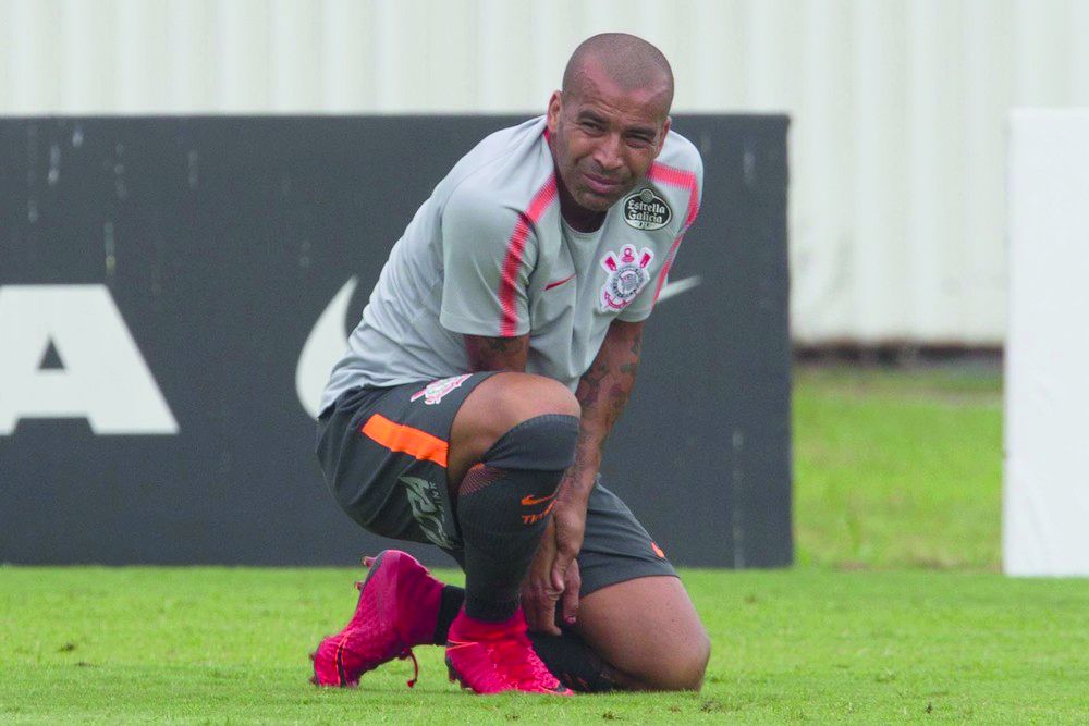Corinthians evita exposição do jogador Emerson Sheik, após semana delicada para o atacante 