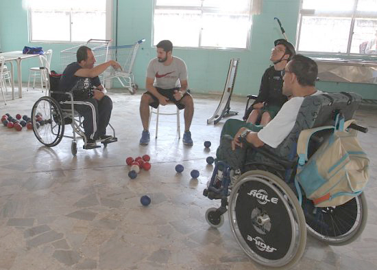 Portadores de deficiência participam de aulas de bocha adaptada, em Jacareí