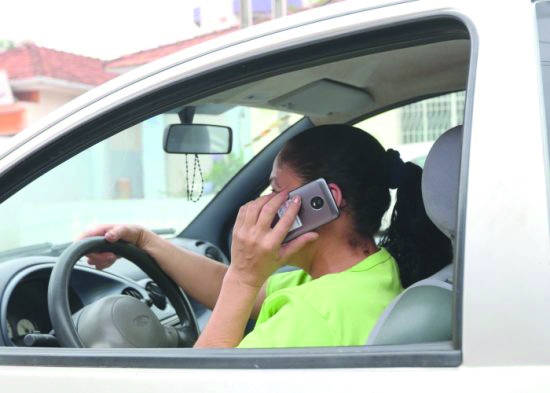 Número de multas por uso de celular ao volante diminui em Jacareí