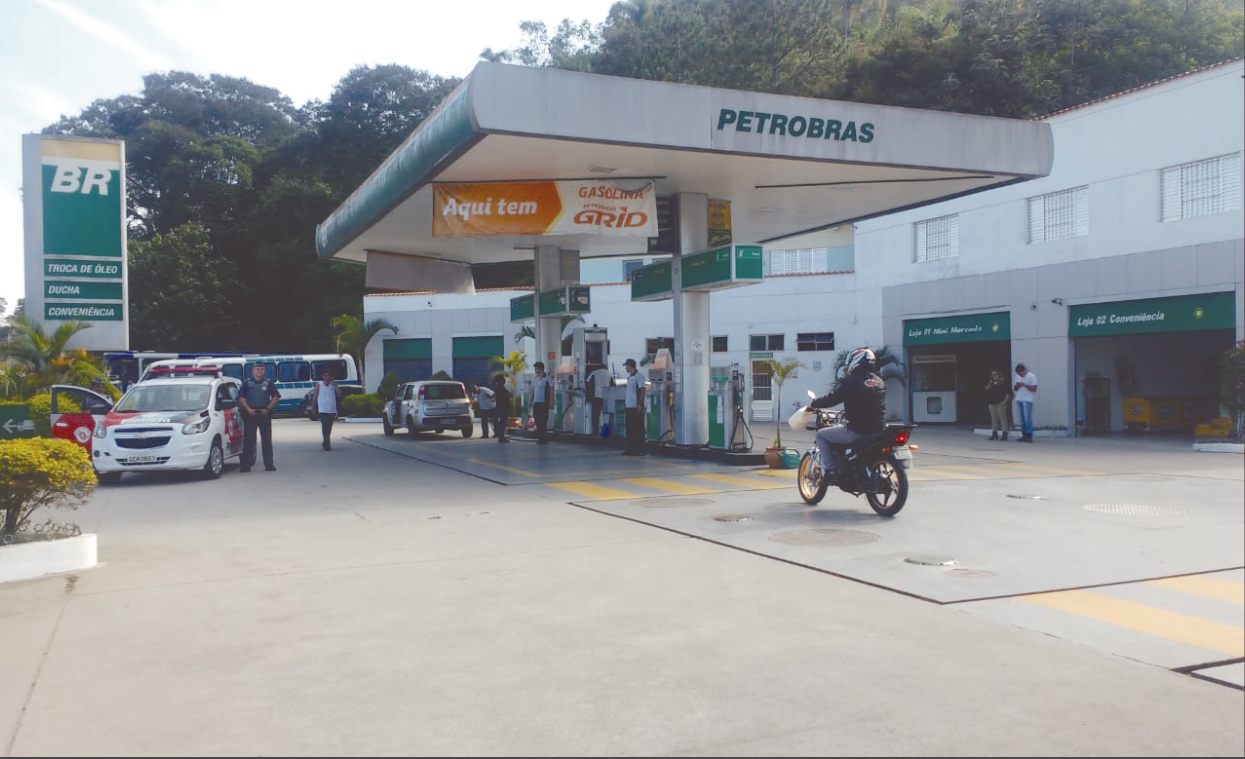 No 9º dia da paralisação dos caminhoneiros, gasolina chega ao Auto Posto Reina o Sol, em Guararema