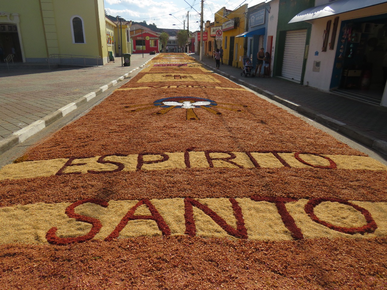 No feriado de Corpus Christi, celebrado no dia 31 de maio, ruas da região central de Guararema foram decoradas com os tradicionais tapetes