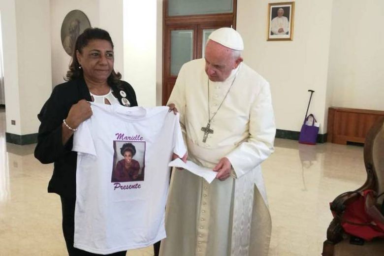 Papa Francisco recebe mãe da ativista brasileira Marielle Franco, assassinada em março 