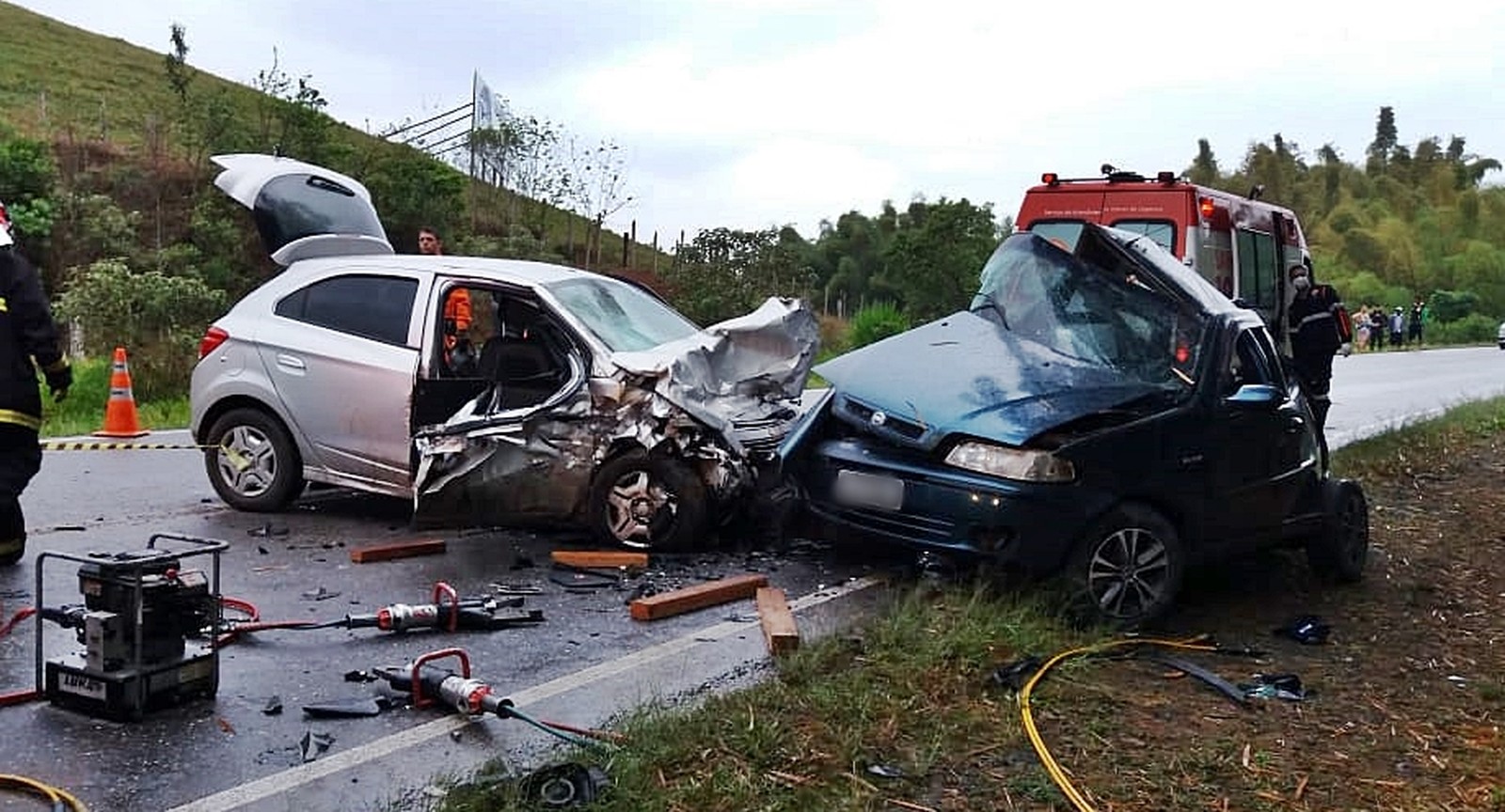 Carros batem de frente e colisão de trânsito acaba deixando sete pessoas mortas em Minas Gerais
