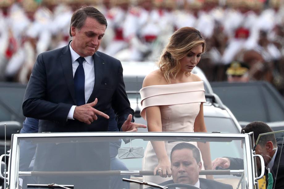 Público elogia vestido utilizado pela primeira dama, Michelle Bolsonaro,  na cerimônia de posse esta semana 