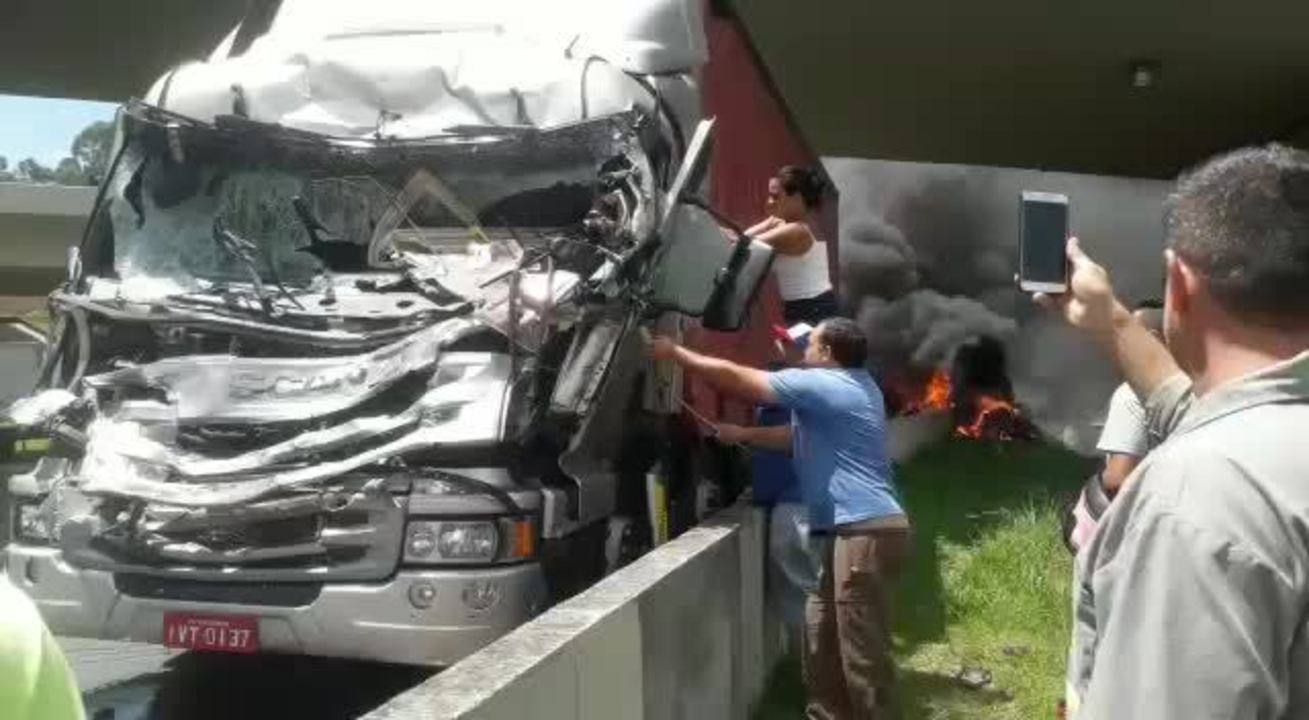 Mulher estoura vidro de caminhão para salvar o motorista ferido e vídeo viraliza nas redes sociais