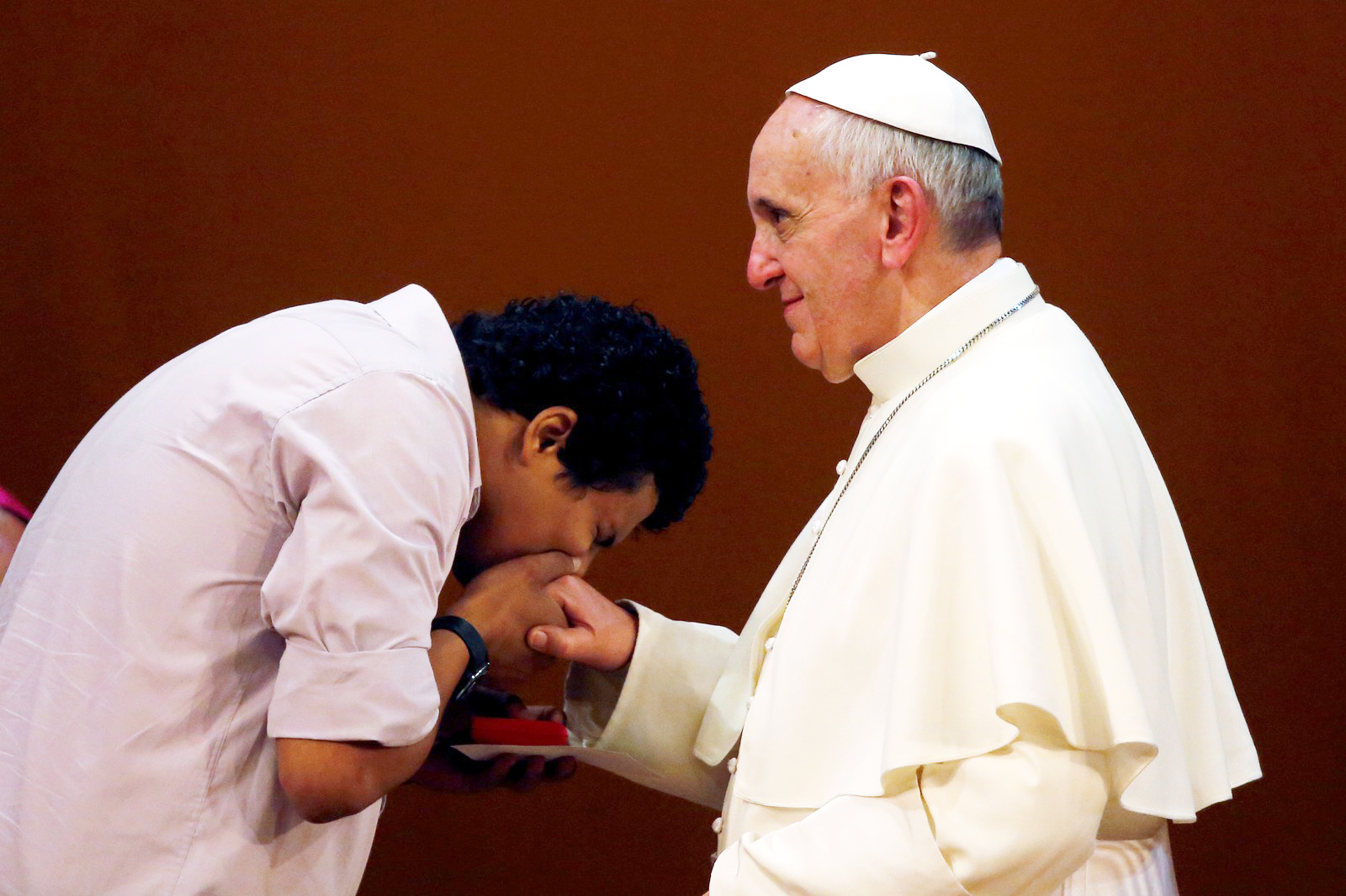 Papa evita que fiéis beijem seu anel por questão de higiene, diz Vaticano