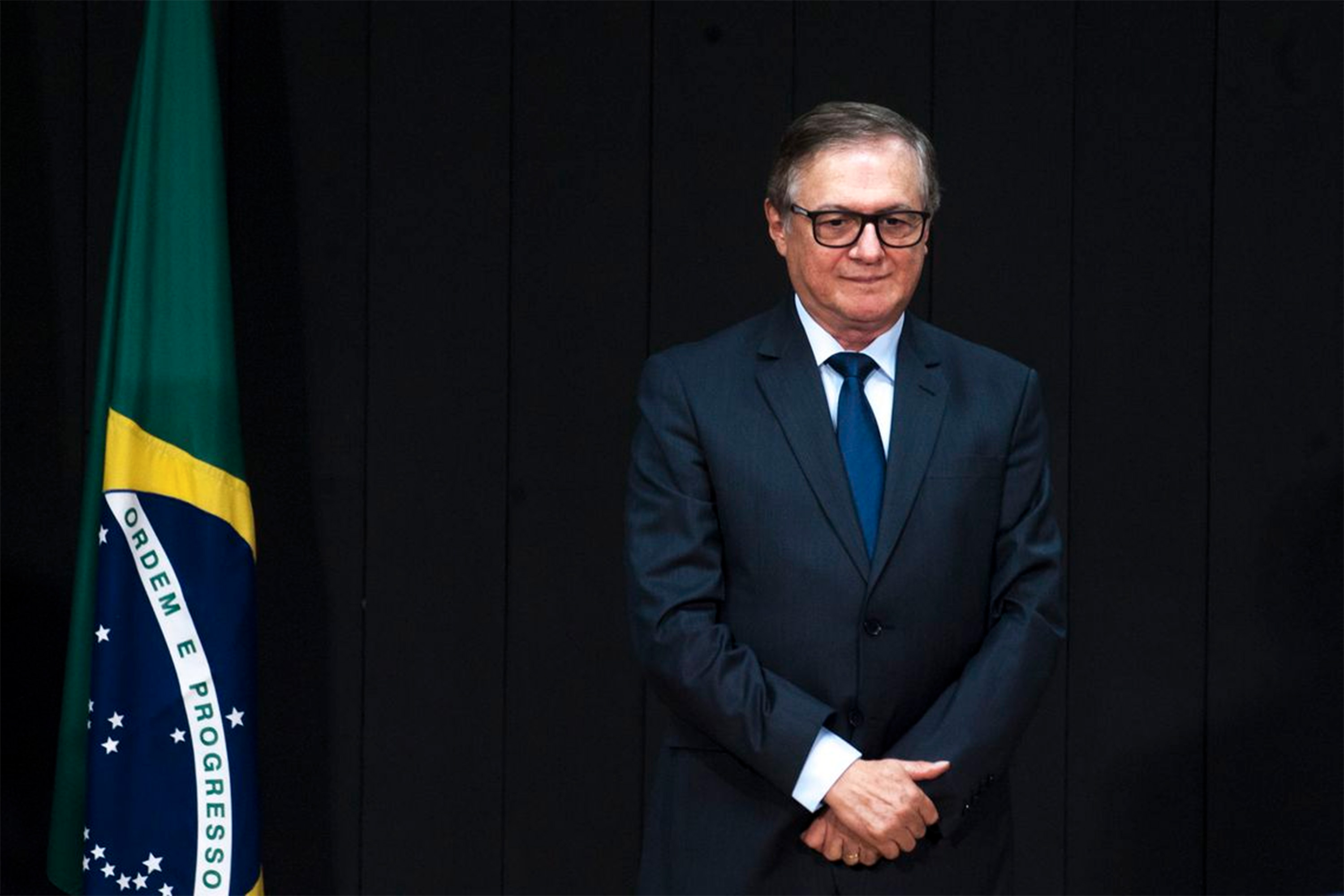 Bolsonaro sinaliza que poderá demitir Vélez do MEC na próxima semana