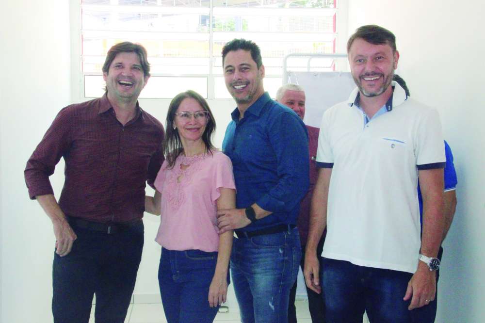 Prefeito Adriano e Deputados visitam UBS após reforma