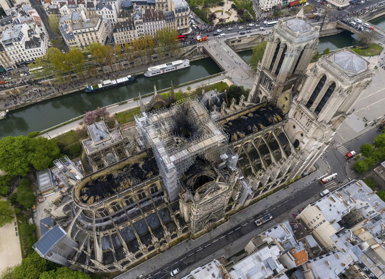Incêndio consome a catedral mais visitada do mundo, catedral de Notre-Dame em Paris
