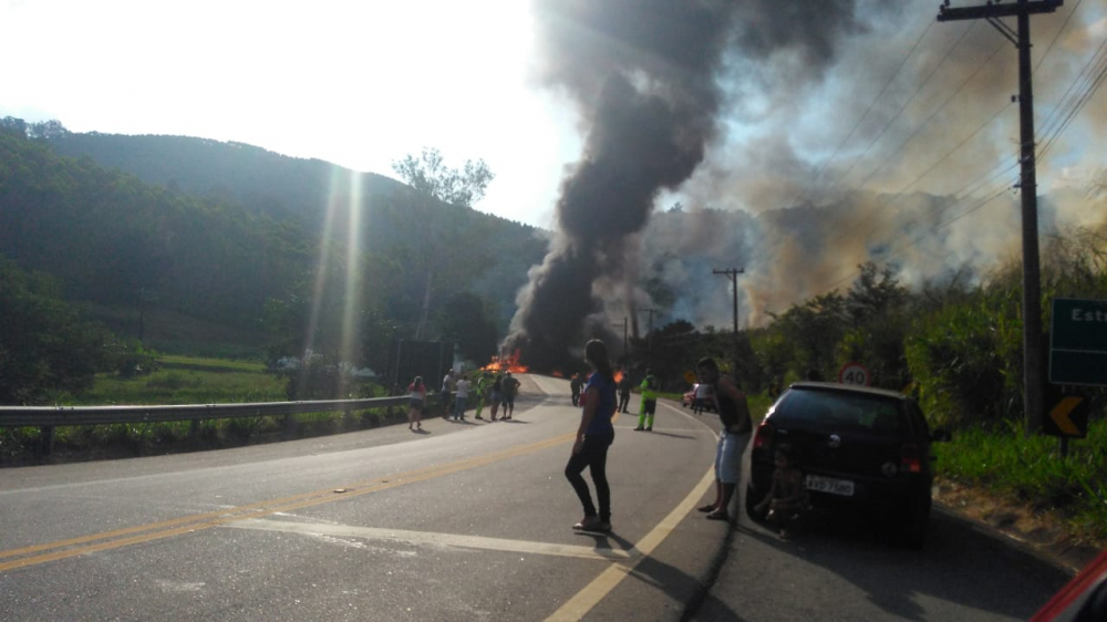 Carreta com material inflamável tomba e pega fogo em acidente na rodovia que liga Mogi a Guararema