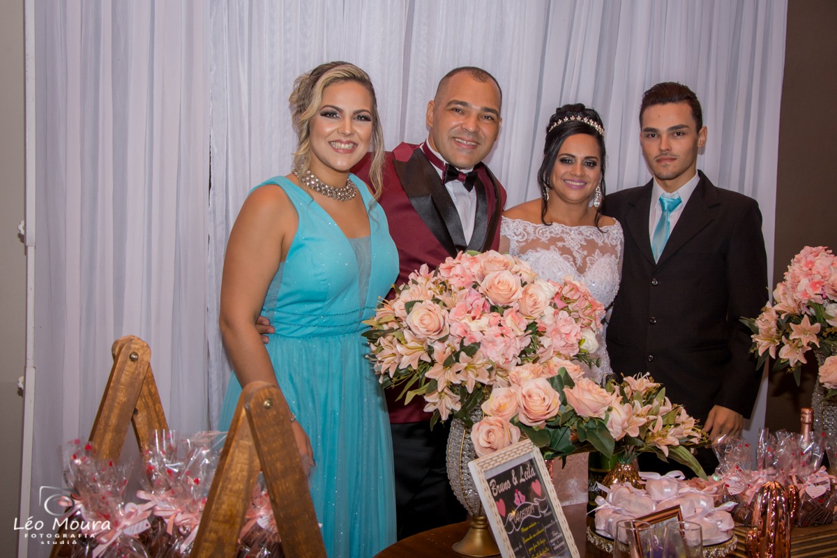 Vanessa Martins homenagea o casal Bruno e Leila que formalizaram sua união no dia 04 de maio junto da família e amigos