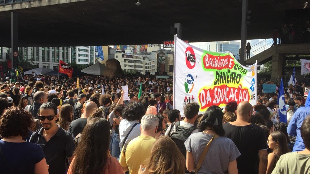 Manifestantes protestaram na Paulista contra bloqueio de recursos para a educação