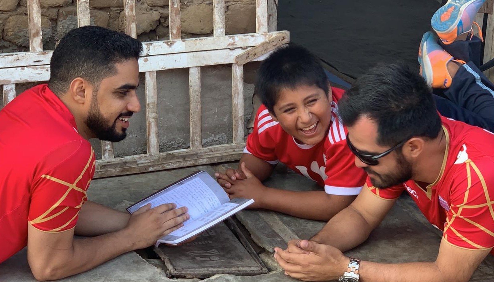Milionário árabe constrói casa nova para garoto peruano que estuda na rua porque não há luz onde mora