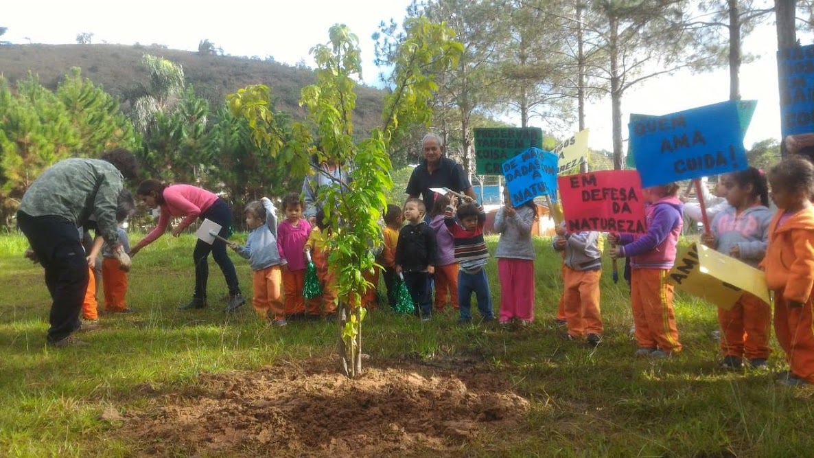 Alunos da rede municipal de ensino de Guararema plantaram árvores na Semana do Meio Ambiente