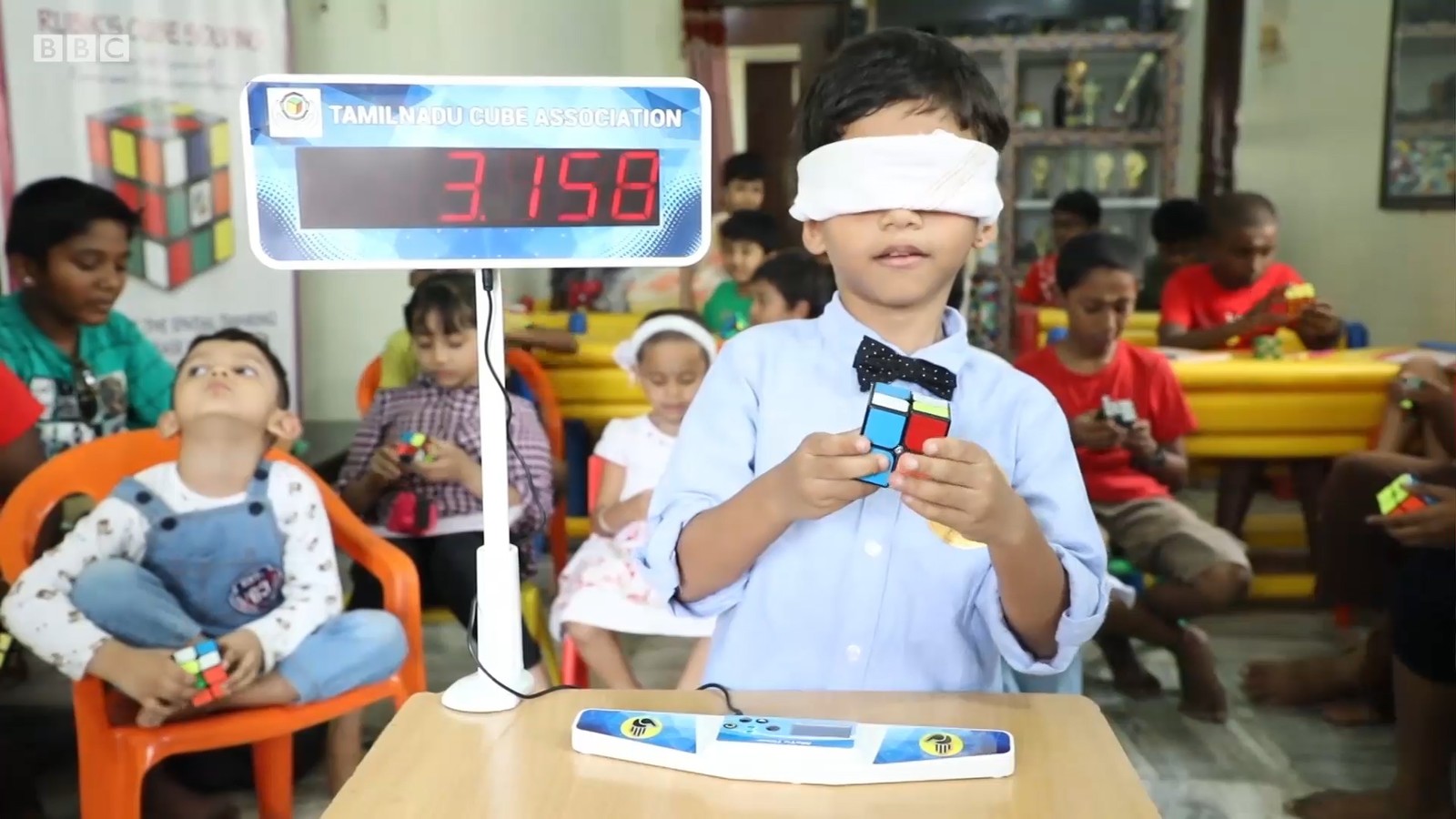 O menino indiano de 4 anos que resolve cubos mágicos de olhos fechados