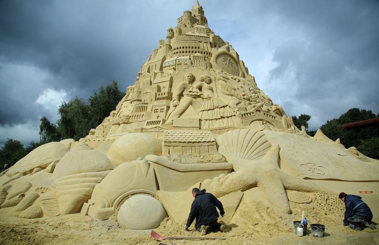 Artistas batem recorde de maior castelo de areia do mundo na Alemanha