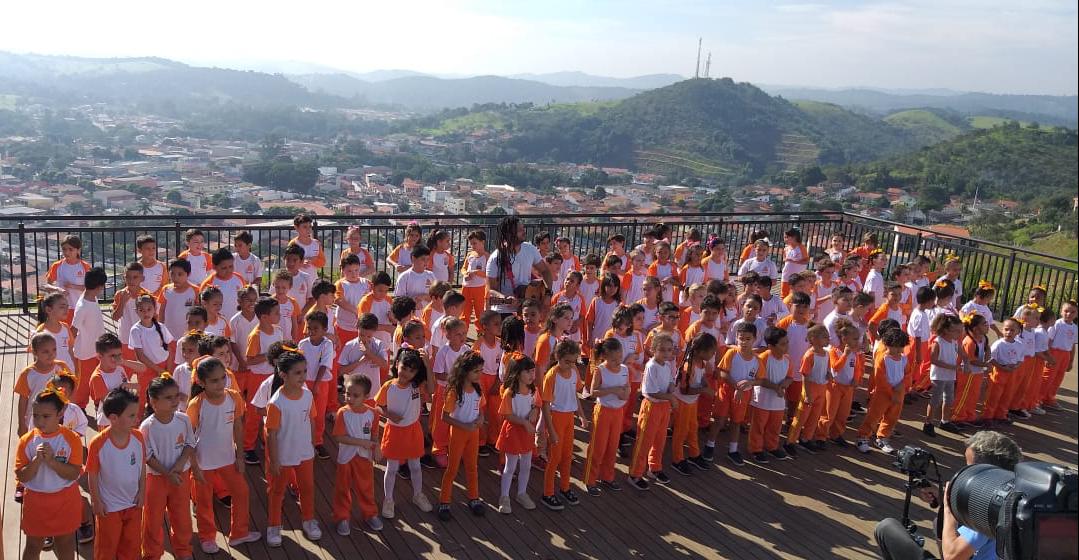 Cantor Rafael Alves desenvolve projeto com alunos da rede municipal de ensino 