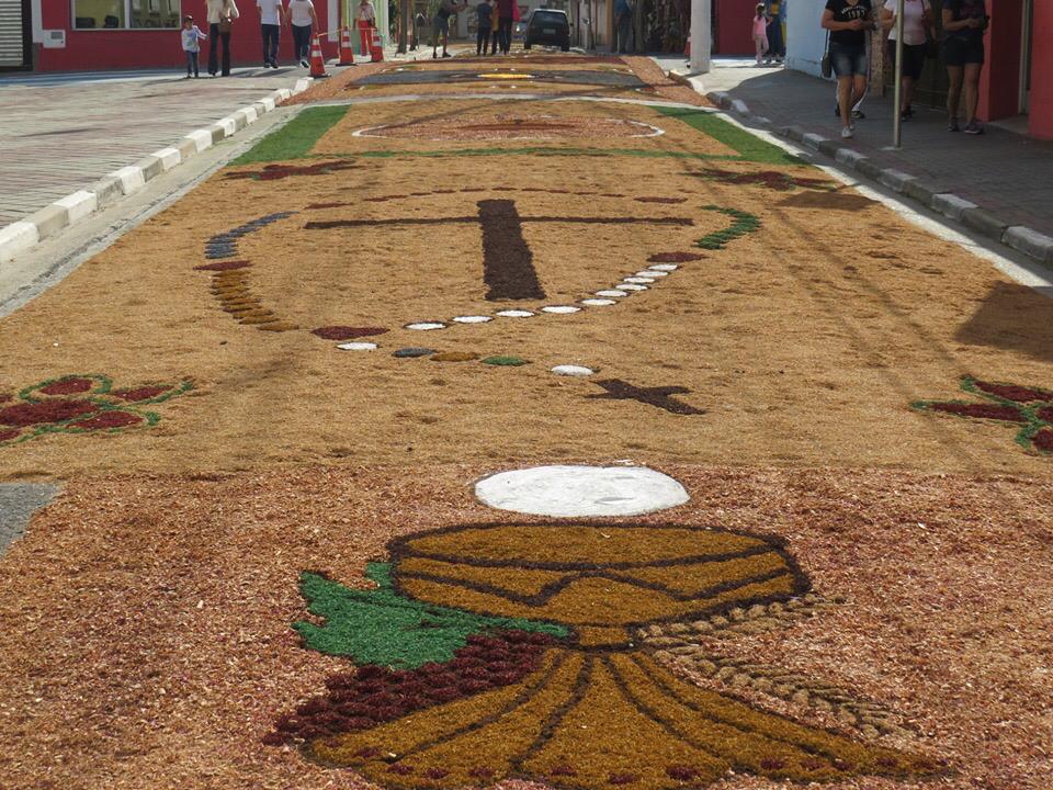 Fiéis celebram o feriado de Corpus Christi com missa e procissão com os tradicionais tapetes 