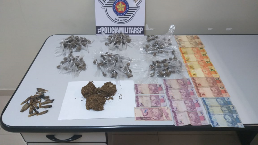 Polícia Militar prende uma mulher em flagrante por tráfico de drogas