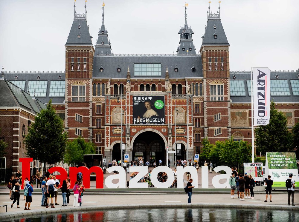 Letreiro famoso de Amsterdã é reinstalado em protesto pela preservação da Amazônia