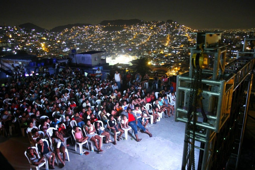 Evento monta cinema ao ar livre para crianças no Complexo da Penha