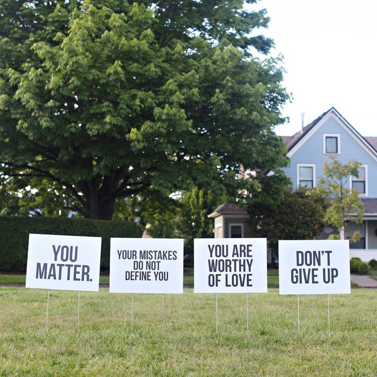 Dona de casa do Oregon espalha mensagens motivacionais no jardim de casa