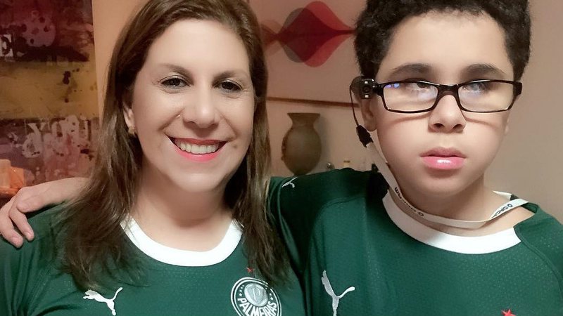 Mãe Palmeirense com filho deficiente visual concorre a prêmio na FIFA 