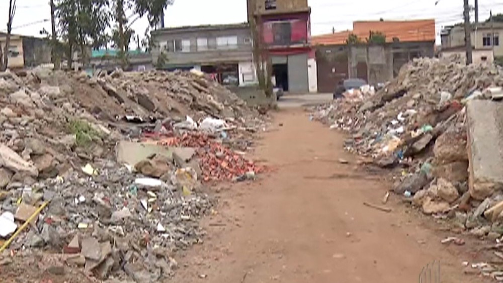 Moradores de Suzano reclamam de descarte irregular de lixo