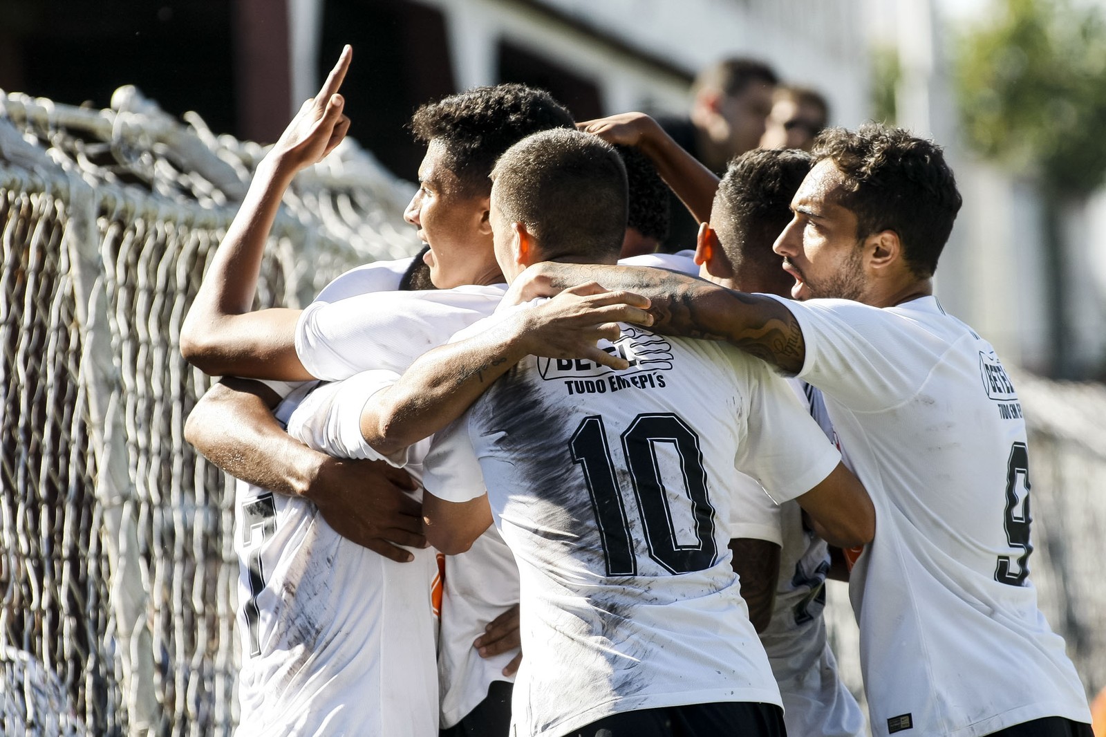 Corinthians sub-23 goleia Guararema em jogo amistoso no estádio municipal