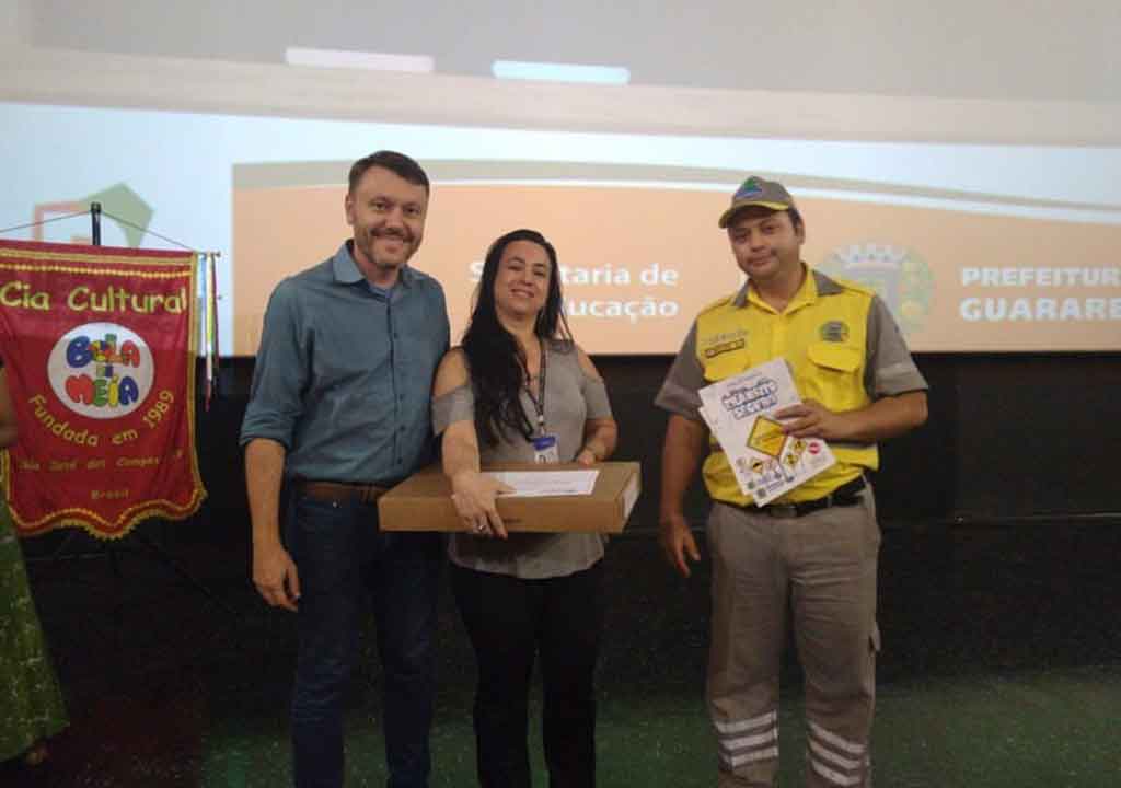 Professora da municipalidade vence Concurso e recebe prêmio no mês do professor