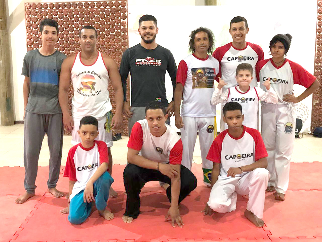 Deni dá aulas de Capoeira para mais de 50 alunos da Secretaria de Cultura, Esportes e Lazer