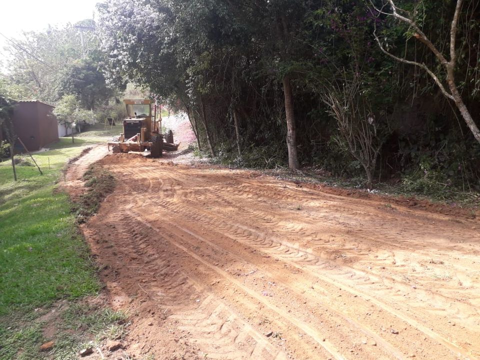 Pavimentação e implantação de calçadas acontecem nos bairros de Guararema