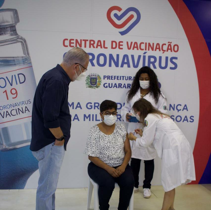 Maria Cristina é a primeira a receber a aplicação da vacina CoronaVac em Guararema 