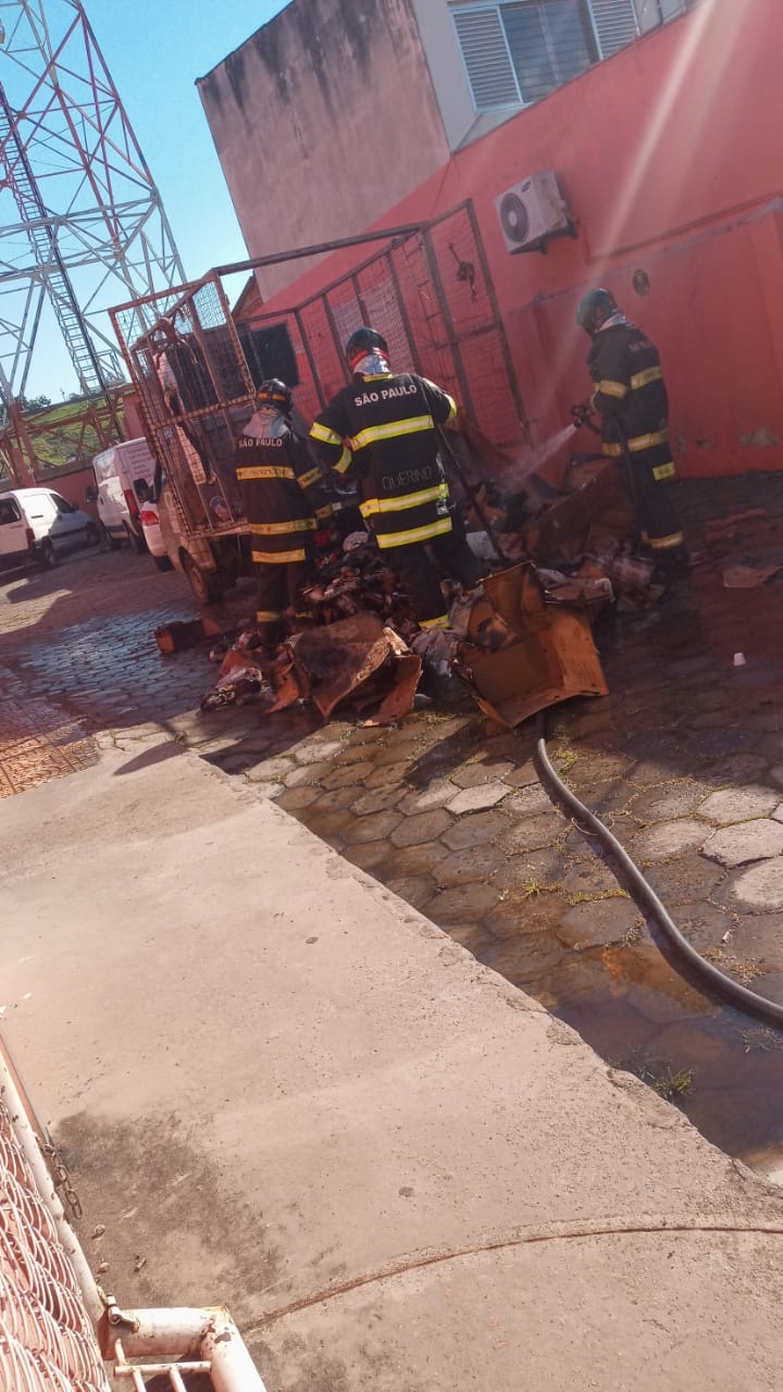 Eficiência do Corpo de Bombeiros acaba rapidamente com incêndio em Guararema 