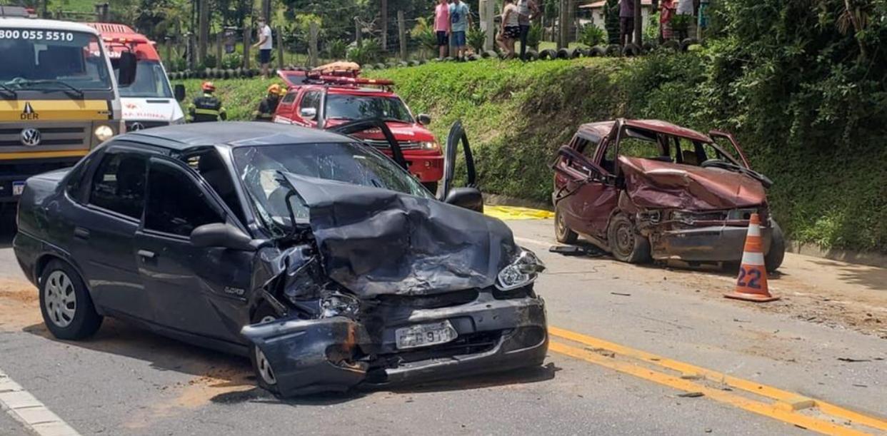 Colisão entre veículos na Mogi-Bertioga deixa dois feridos e uma vítima fatal 