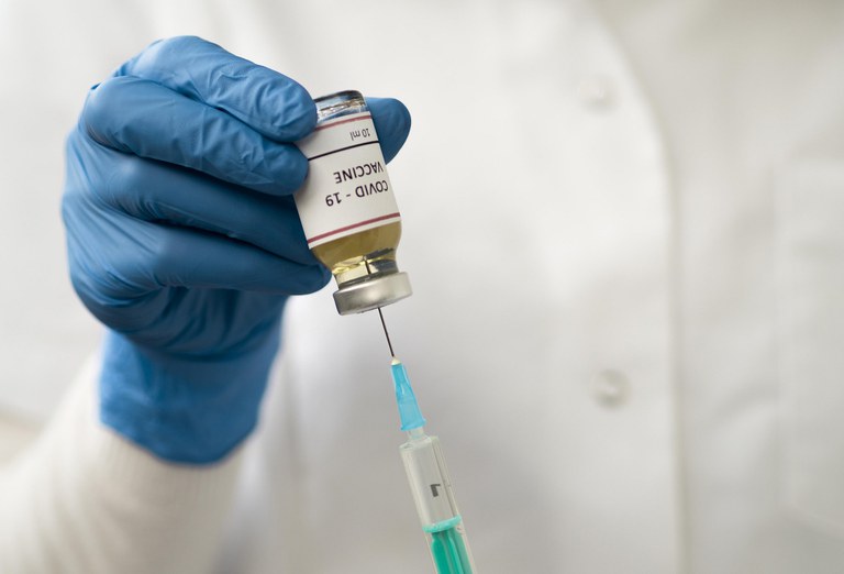 Vacinação contra Covid-19 para idosos de 75 a 76 anos começa na próxima semana 