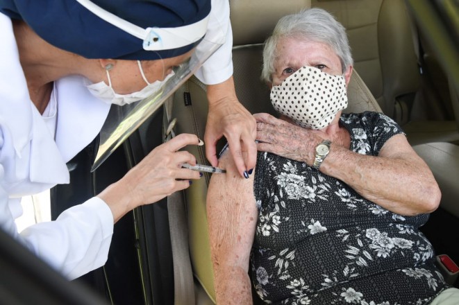 Vacinação contra Covid-19 para idosos com 70 e 71 anos começa no dia 29 de março