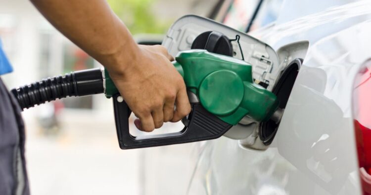 Após seis altas no ano, Petrobras reduz preço médio da gasolina