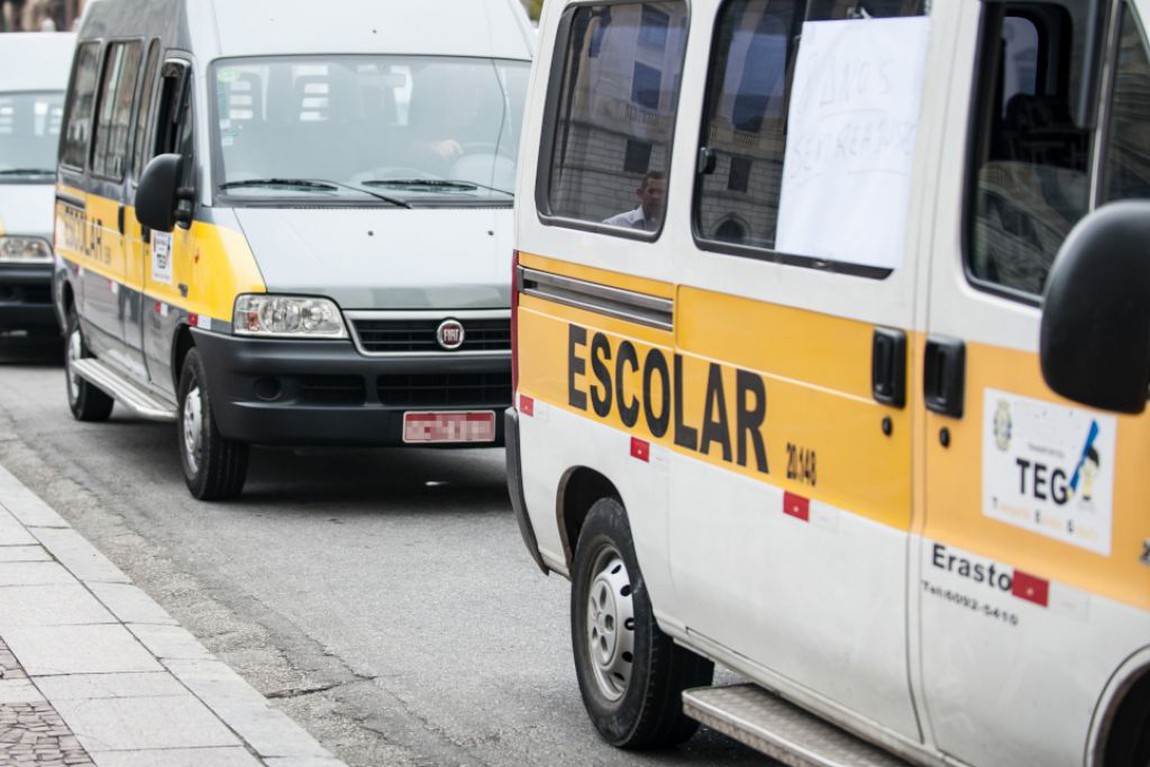 Em São Paulo, vans escolares vão transportar corpos de vítimas da Covid-19