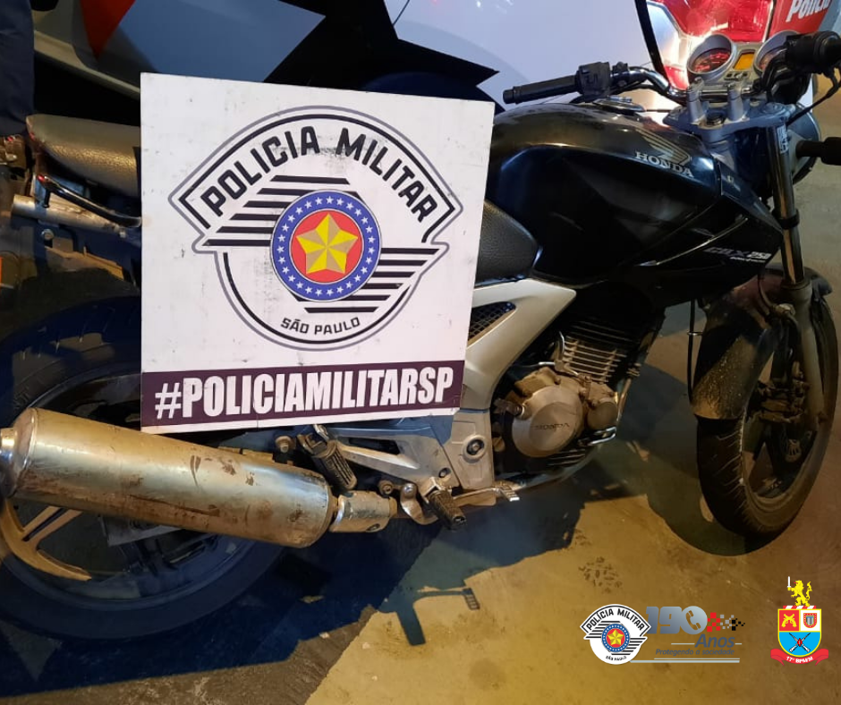 Policiais militares apreendem moto roubada 