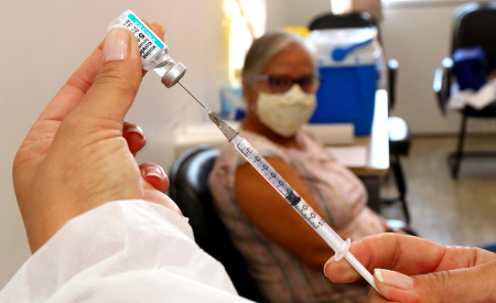 Vacinação contra Covid-19 de pessoas entre 45 e 54 anos começa em agosto