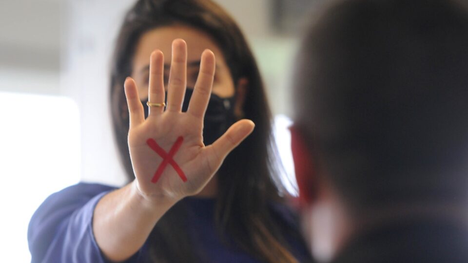 Mogi terá campanha do Código Sinal Vermelho para ajudar mulheres em situação de violência doméstica 