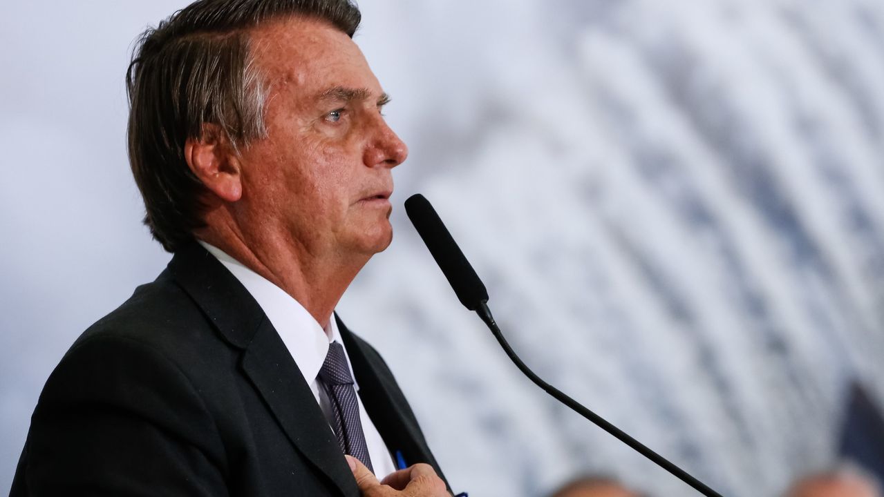 Bolsonaro sente dores e é internado em Brasília