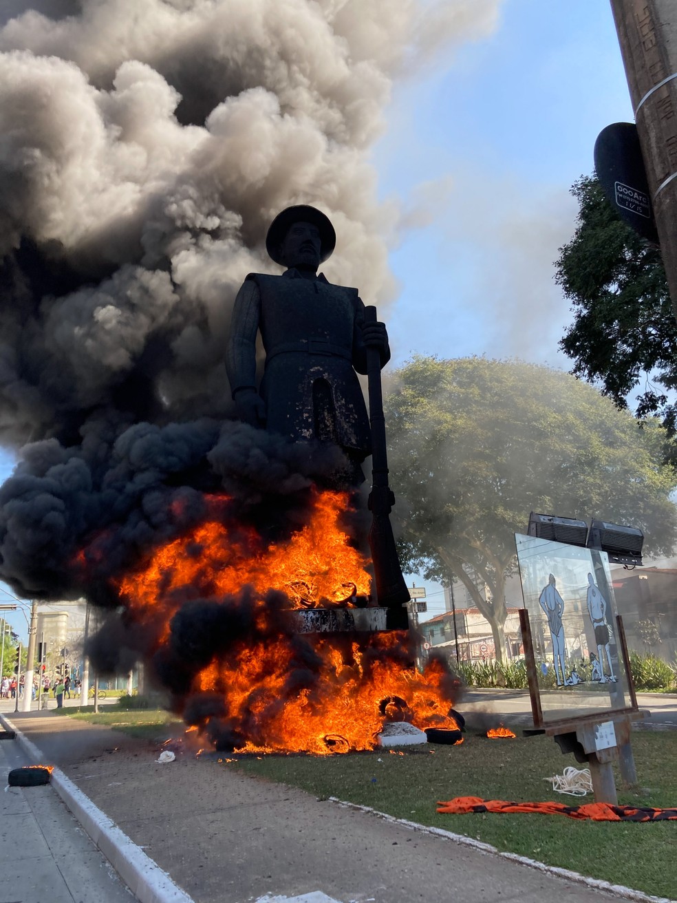 Após incêndio, Defesa Civil afirma que estátua de Borba Gato não sofreu danos em sua estrutura