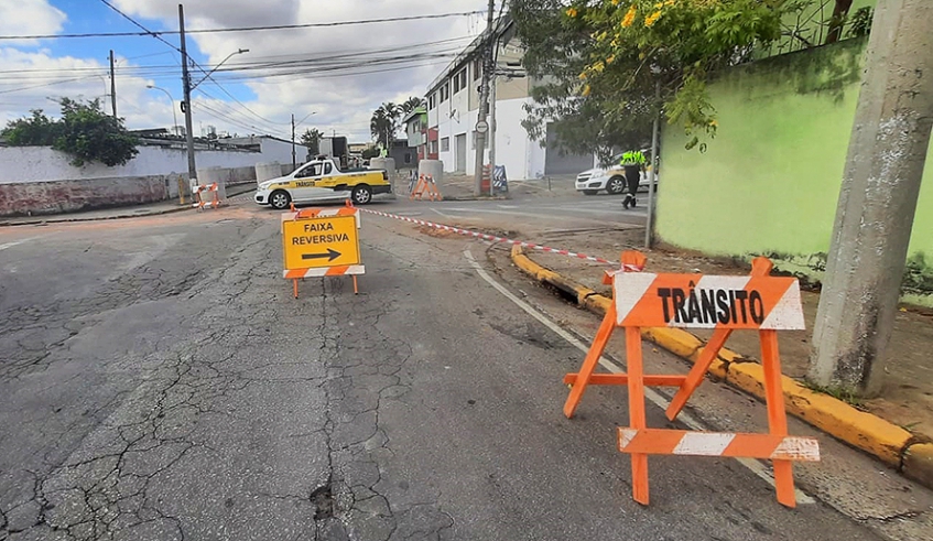 Obras na rua Casarejos causam desvios no trânsito