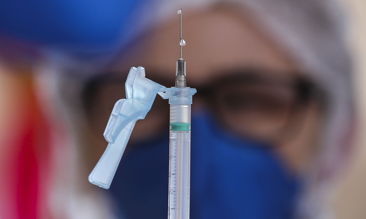 Brasil dará início a imunização com 3ª dose da vacina em imunossuprimidos e idosos