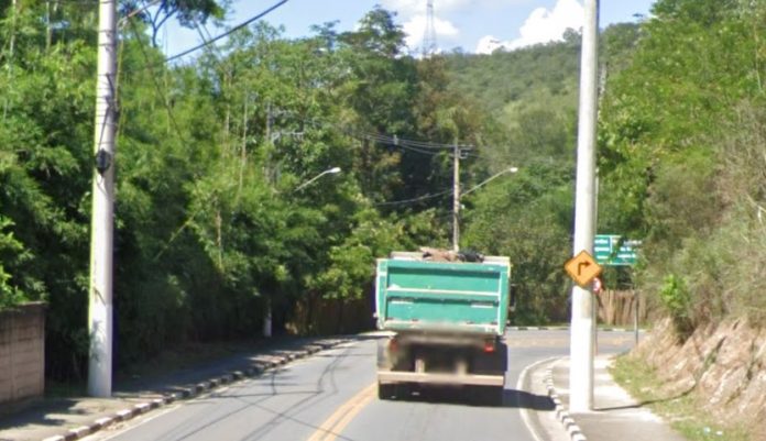 Ciclista sofre queda em descida em Guararema