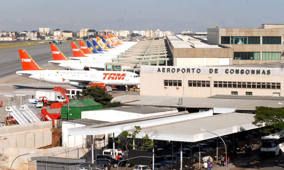 São Paulo derruba barreiras sanitárias em aeroportos e terminais de ônibus