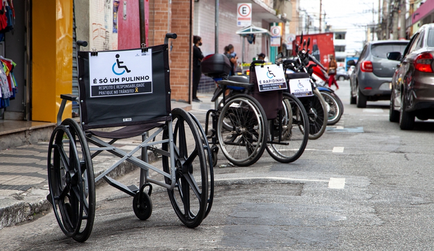 Cadeiras de rodas são levadas às ruas em campanha de respeito às pessoas com deficiência em Mogi 